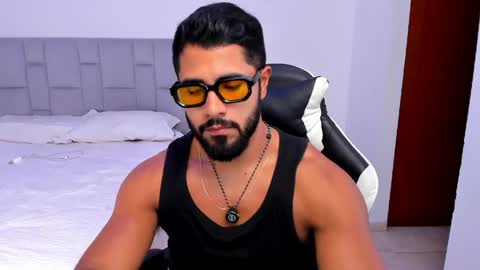 santiago_huntt online show from April 2026 08:53:01 PM
