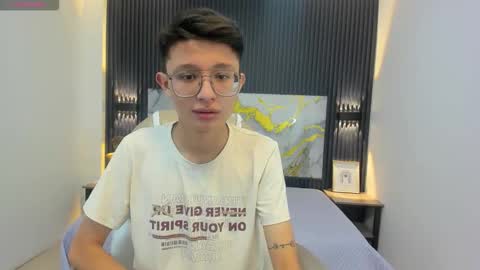 santiago_russo18 online show from September 2025 12:37:01 PM