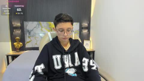 santiago_russo18 online show from September 2025 12:09:02 PM