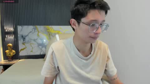 santiago_russo18 online show from October 2025 12:06:01 PM