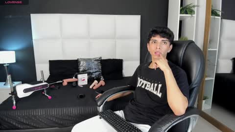 Snapshot of santy_carrington chatting on December 2024 08:22:01 PM Santiago Carrington online show from December 2024 08:22:01 PM