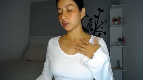 Snapshot of sara_tris chatting on September 2025 01:18:02 AM Sara online show from September 2025 01:18:02 AM