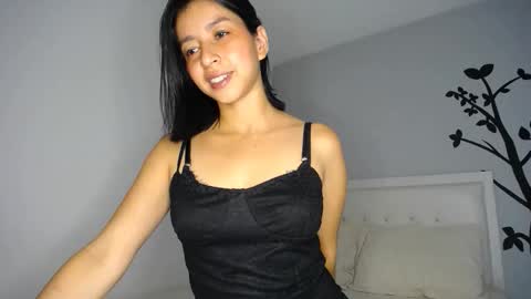 Snapshot of sara_tris chatting on December 2025 02:10:02 AM Sara online show from December 2025 02:10:02 AM