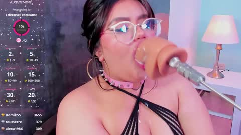 Snapshot of sarah_gold_1 chatting on January 2025 04:04:02 AM Sarah online show from January 2025 04:04:02 AM