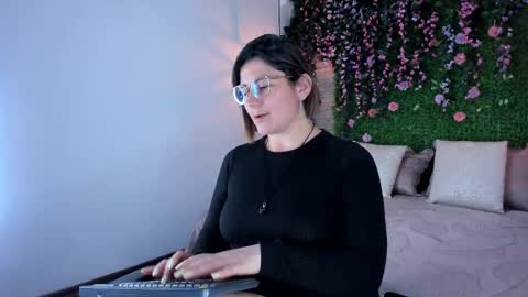 Sarah Deyvis online show from December 2025 01:11:01 AM