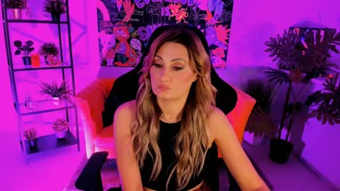 Snapshot of sarahholly chatting on February 2025 05:26:02 PM Divine Sarah NONUDE model online show from February 2025 05:26:02 PM