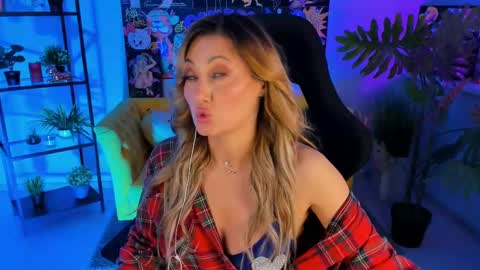 Snapshot of sarahholly chatting on February 2025 05:46:02 PM Divine Sarah NONUDE model online show from February 2025 05:46:02 PM