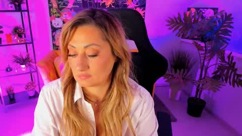 Snapshot of sarahholly chatting on March 2025 05:43:02 PM Divine Sarah NONUDE model online show from March 2025 05:43:02 PM