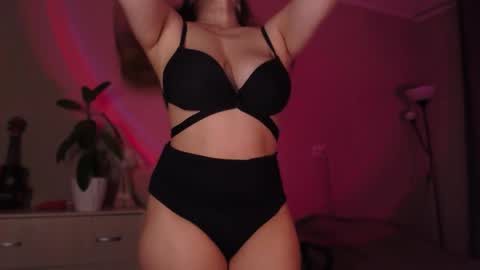 Snapshot of sarahsweetie_ chatting on October 2025 03:24:01 PM Sarah online show from October 2025 03:24:01 PM