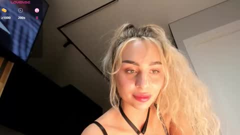 Sara online show from November 2025 09:25:02 PM