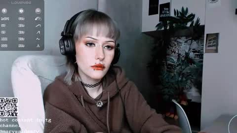 pronoun she. name Mary. age 21. online show from September 2025 06:44:02 PM