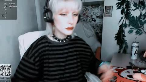 pronoun she. name Mary. age 21. online show from October 2025 08:59:02 PM