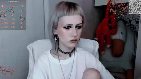 pronoun she. name Mary. age 21. online show from November 2025 11:51:02 AM