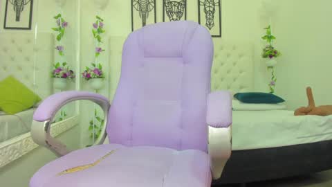 Snapshot of scarlet_stan22 chatting on January 2025 04:37:02 PM Isa online show from January 2025 04:37:02 PM