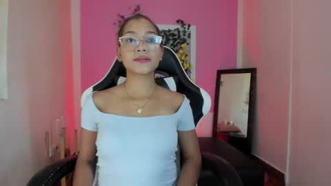 Snapshot of scarlett_lune chatting on June 2026 11:23:01 AM scarlett_lune online show from June 2026 11:23:01 AM