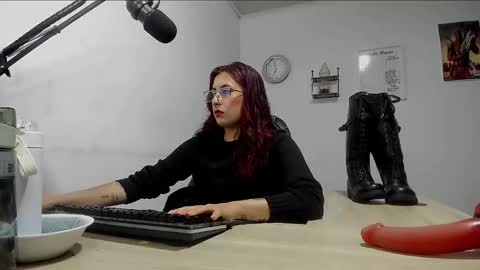 Snapshot of scarlett_sen chatting on February 2025 03:52:01 PM Mistress Scarlett online show from February 2025 03:52:01 PM