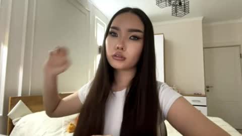 scarlettleszczynski online show from April 2026 12:43:02 PM