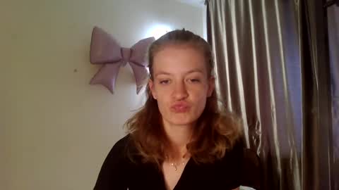 Snapshot of scented_elsa chatting on July 2026 10:39:02 AM Elsa online show from July 2026 10:39:02 AM