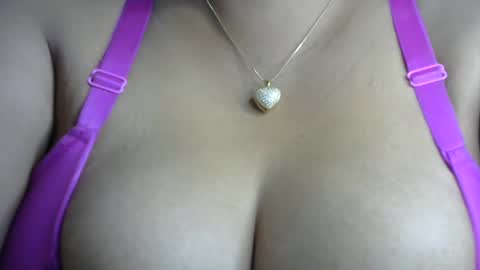 Snapshot of schoco_milf chatting on January 2025 11:40:01 PM mai latina online show from January 2025 11:40:01 PM