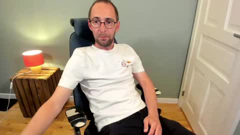 Snapshot of scientistafterdark chatting on July 2026 04:26:02 PM ScientistAfterDark online show from July 2026 04:26:02 PM