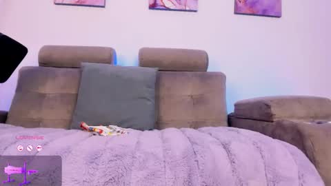     .  INDEPENDENT MODEL online show from February 2026 01:38:02 PM