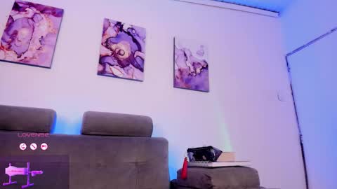     .  INDEPENDENT MODEL online show from February 2026 06:44:02 PM