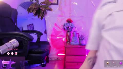     .  INDEPENDENT MODEL online show from February 2026 07:32:02 PM