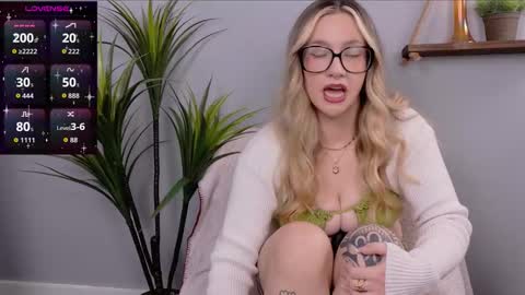 Snapshot of selina_thick chatting on October 2025 03:14:01 AM Selina Mae online show from October 2025 03:14:01 AM