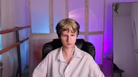 Snapshot of senpai_sins chatting on July 2026 01:52:01 AM Shigo online show from July 2026 01:52:01 AM