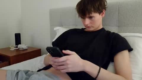 Cam online show from November 2025 01:48:01 AM