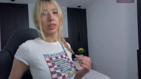 Snapshot of serene_waves chatting on October 2025 01:20:01 PM Serene online show from October 2025 01:20:01 PM