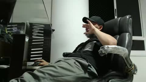 hetero serio discreto online show from April 2026 12:32:01 AM