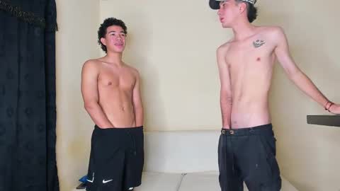 Izzy19Yearsgirl with glasseDereck18yearsboy with glasse Alice 19years-Dany 19 years online show from October 2025 05:57:02 AM