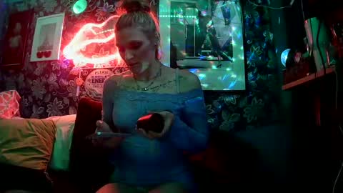 Snapshot of sexxileeah42o chatting on October 2025 08:18:02 AM Leeah CloudZzz online show from October 2025 08:18:02 AM