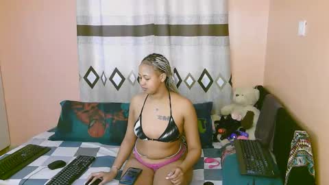 Snapshot of sexy_bluegirl chatting on December 2025 12:20:01 PM sexy_bluegirl online show from December 2025 12:20:01 PM