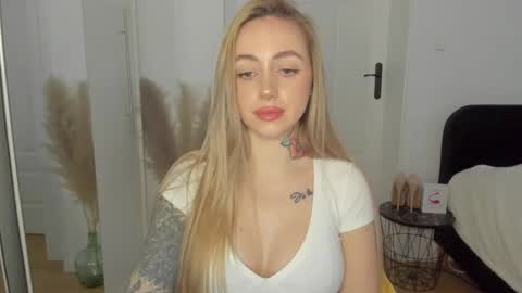 Snapshot of sexy_coralie chatting on February 2025 04:10:01 PM C o r a l i e online show from February 2025 04:10:01 PM