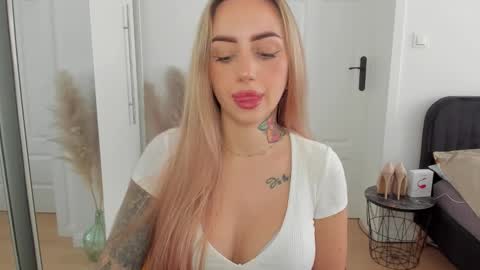 Snapshot of sexy_coralie chatting on September 2025 07:30:02 AM C o r a l i e online show from September 2025 07:30:02 AM