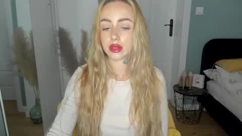 Snapshot of sexy_coralie chatting on May 2026 01:40:02 PM C o r a l i e online show from May 2026 01:40:02 PM