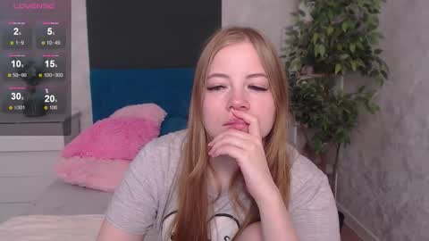 Snapshot of sexy_jenny18 chatting on December 2025 04:18:02 AM Jennifer online show from December 2025 04:18:02 AM