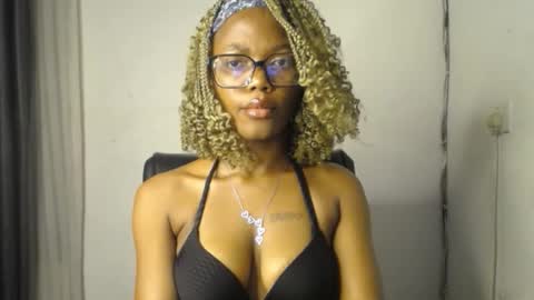 Snapshot of sexyslim_ebony chatting on February 2026 06:19:01 PM Darkskinned Rae online show from February 2026 06:19:01 PM