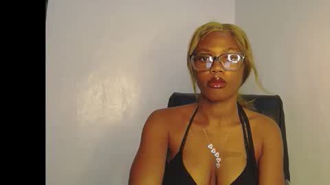 Snapshot of sexyslim_ebony chatting on March 2026 12:23:02 AM Darkskinned Rae online show from March 2026 12:23:02 AM