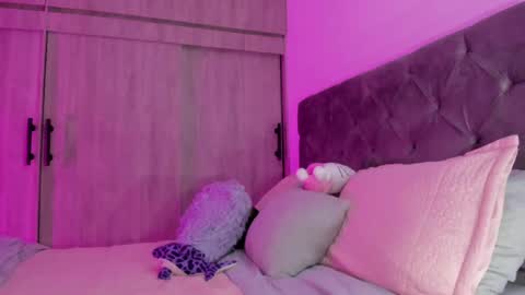 Shaina Vasquez online show from June 2026 05:42:01 AM
