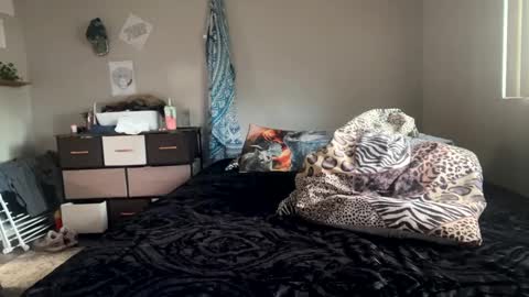 Shaman Woman online show from December 2024 12:04:01 AM