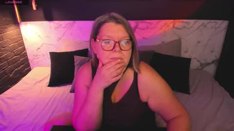 Snapshot of shannonshine chatting on November 2025 01:01:02 PM Shannon online show from November 2025 01:01:02 PM