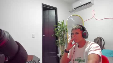 Snapshot of shark_boy21 chatting on January 2026 12:58:02 AM shark_boy21 online show from January 2026 12:58:02 AM