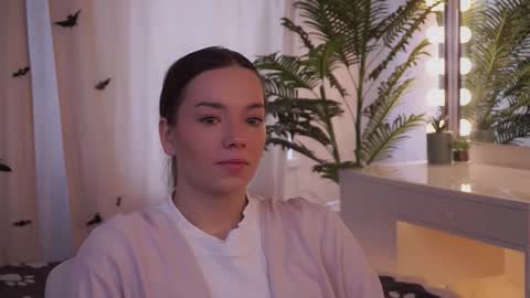 Snapshot of shelbymoravek chatting on November 2025 06:24:02 AM Bella online show from November 2025 06:24:02 AM