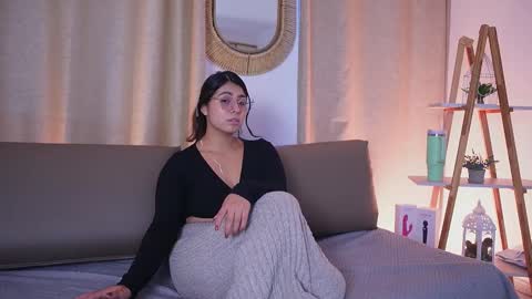 Snapshot of shelleymorell chatting on November 2025 03:00:01 PM Transmission schedule Monday - Friday 715 am to 200 pm time Colombia online show from November 2025 03:00:01 PM