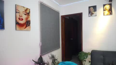 Shellsy H   online show from January 2025 08:14:02 PM