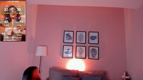 Snapshot of sheyla_hills_ chatting on December 2025 04:00:02 AM Sheyla online show from December 2025 04:00:02 AM