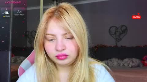 Snapshot of shy_blondiee chatting on February 2025 12:03:01 AM Molly online show from February 2025 12:03:01 AM